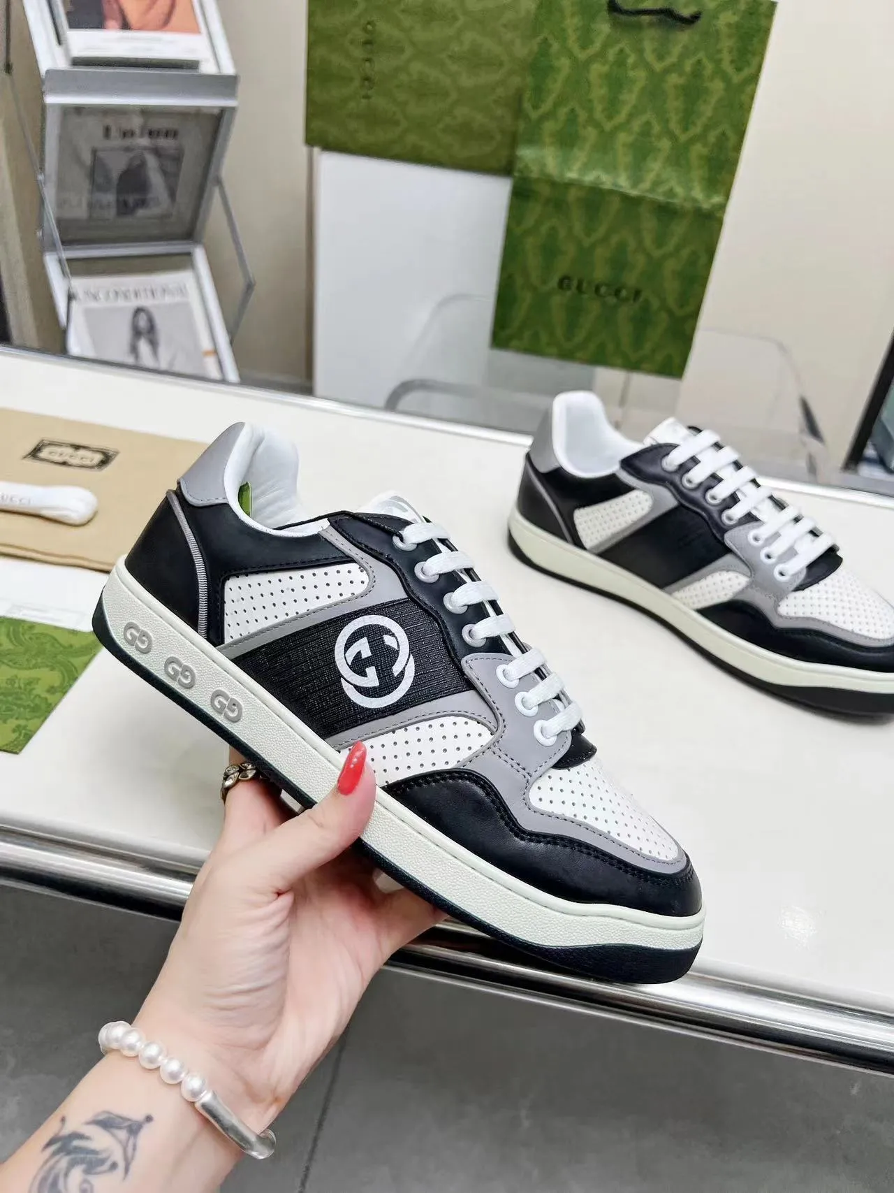 P620 💞💞Gucci G Home’s latest popular sports shoes, couple’s style, casual, retro white shoes 🌸🌸🌸 New popular series. The exquisite and compact interlocking double G logo romantically interprets the aesthetic concept of this series. Made of off-white leather, retro inspiration is cleverly blended into the sneaker design to reinterpret the brand logo. Exquisitely packaged at the delivery counter 🛍📦 ▪️Fabric: Original custom-made imported first-layer cowhide leather ▪️Lining: Original custom-made imported cowhide lining ▪️Outsole: Original molded two-color TPU outsole ▪️Size: Women's 35-40 / Men's 39-45
